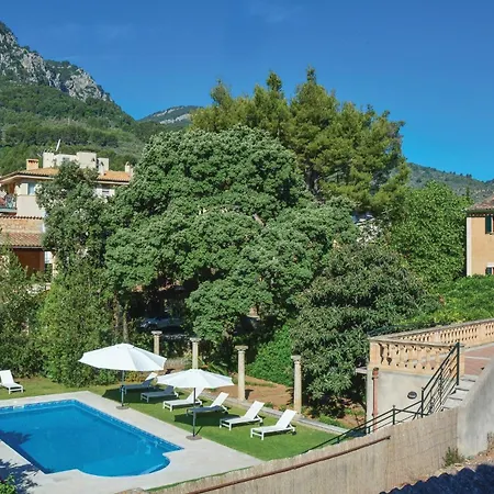 Holiday home Awesome In With Outdoor Swimming Pool