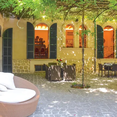 Holiday home Awesome In With Outdoor Swimming Pool